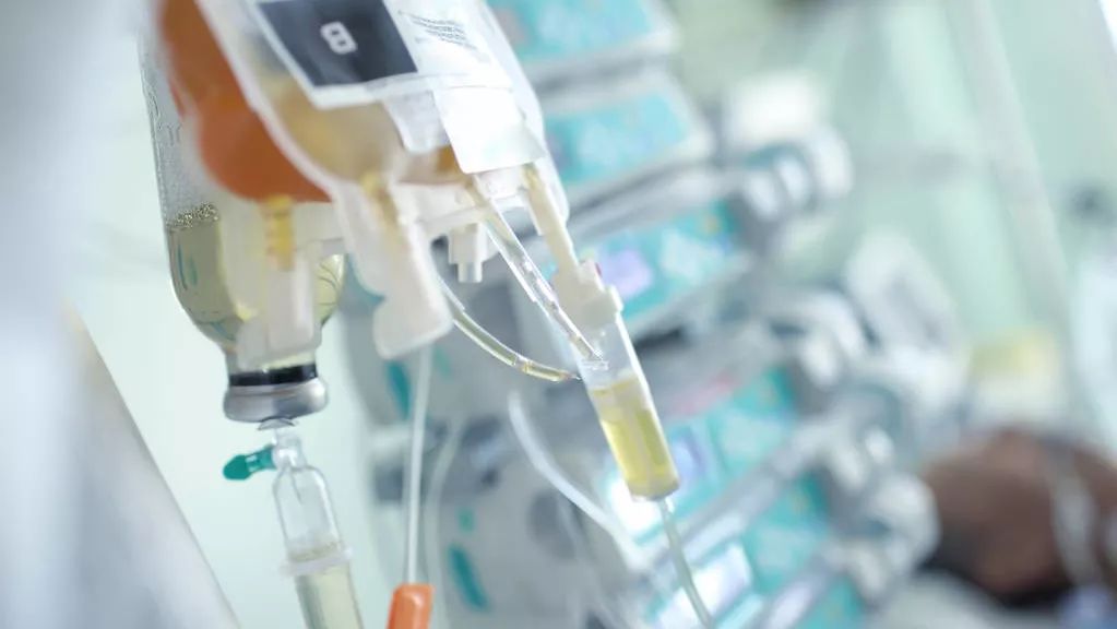 装成没患癌的模样：戴上假发，我还是“原来”的我