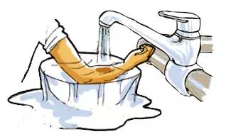 心疼！菏泽一月嫂抱仅40天男婴做饭时锅中鸡蛋突然爆开，孩子腿和肚皮烫出了泡...