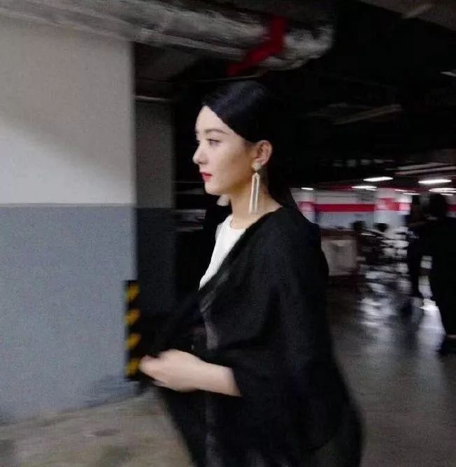 赵丽颖产后复出惊艳,赵丽颖产后清晰正脸及侧身照曝光