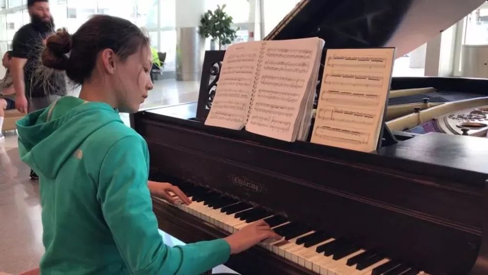 16岁姑娘放弃美籍中国夺冠,15岁混血女夺冠