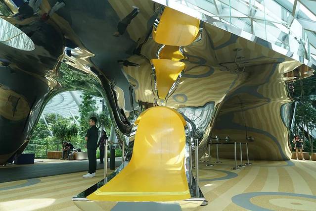 新加坡最美的机场有什么好玩的,新加坡机场免费观光之旅