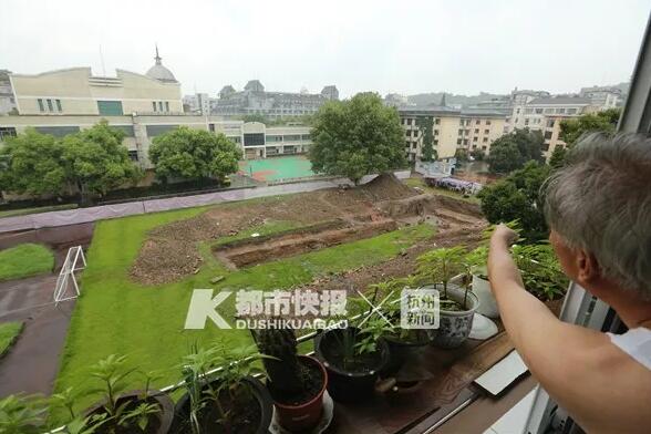杭州四中吴山校区操场多少米,杭四中吴山广场的操场长什么