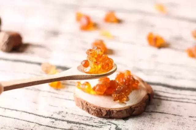 桃胶雪燕皂角米真的有美容功效吗,桃胶美容养颜功效与作用