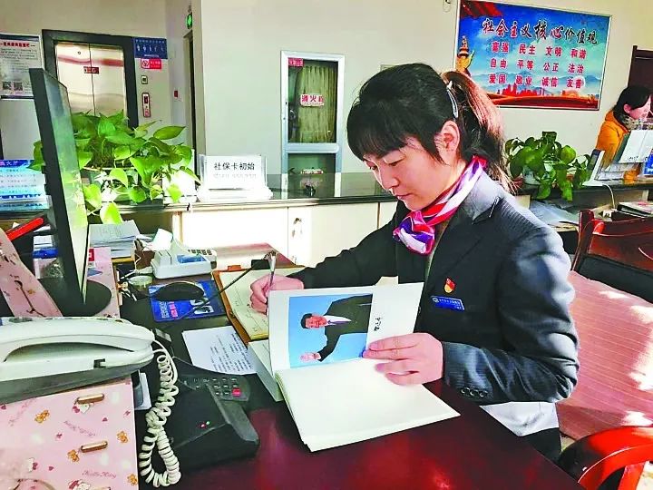 李晓芳：社保大厅“最热心的姑娘”