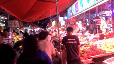 夜太美，尽管再催肥，总有人围着小摊排着队