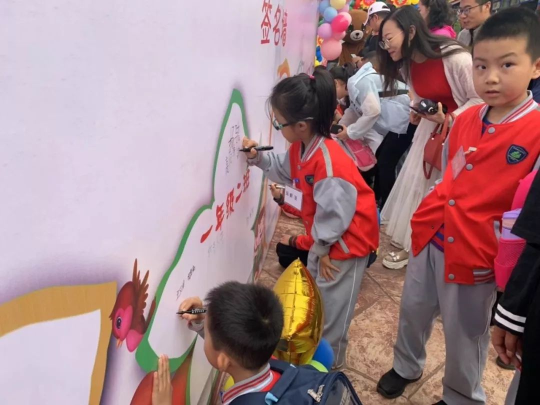 兰州各小学开学,开学第一天学校热烈迎接学生进校