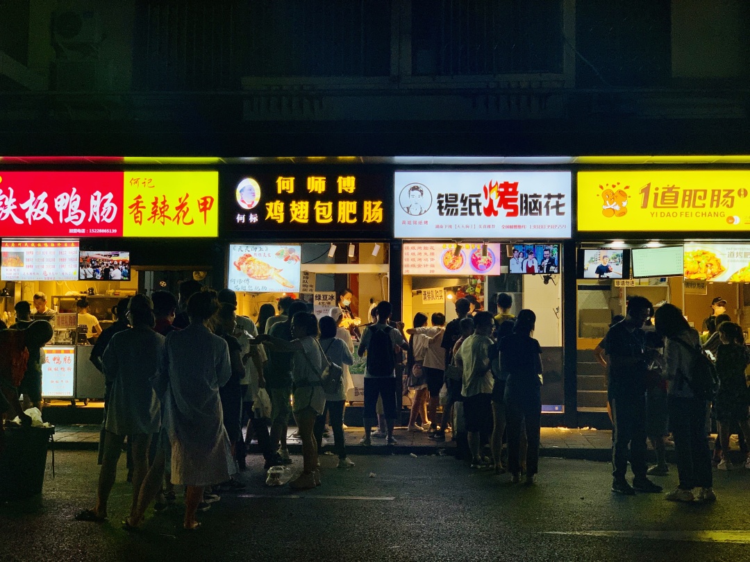夜太美，尽管再催肥，总有人围着小摊排着队