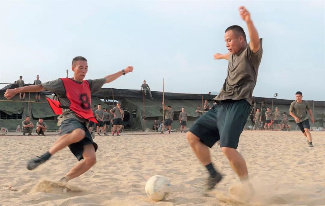 沙滩足球花式动作,沙滩足球踢的是排球吗