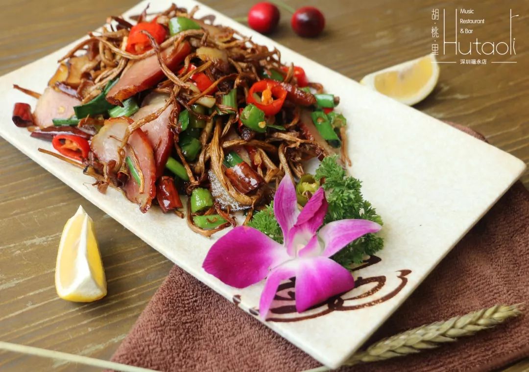 “文艺混血范”仅需138元抢胡桃里超值套餐，招牌酸菜鱼+茶树菇炒腊肉+葡萄酒等，美食美酒一站式搞定