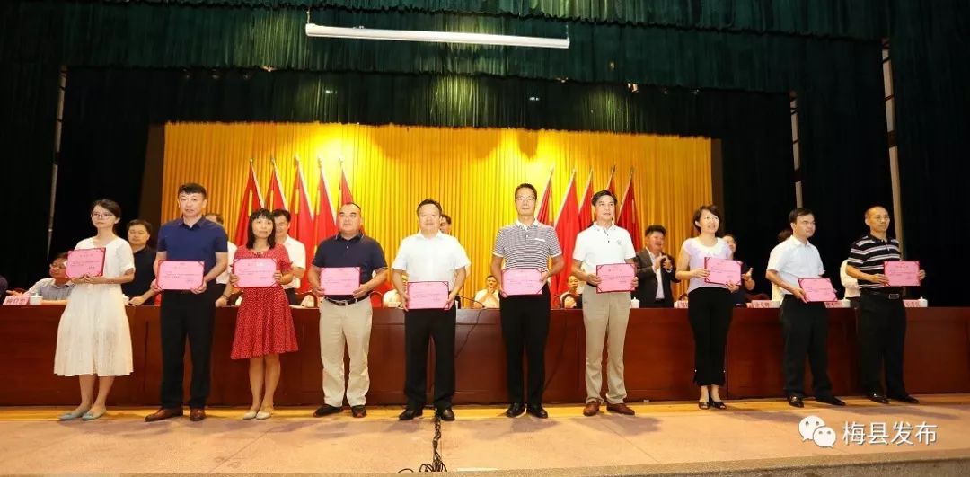 先进事迹展板图片,先进事迹展板