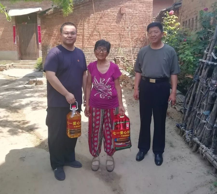 坚守扶贫一线的第一书记,村支书记来到脱贫攻坚第一线