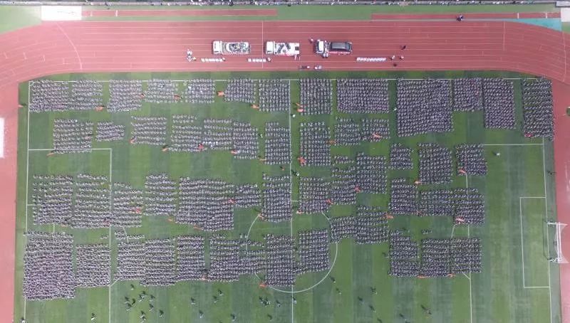 交通事故车进校园“还原”事故现场——特殊的大学第一课