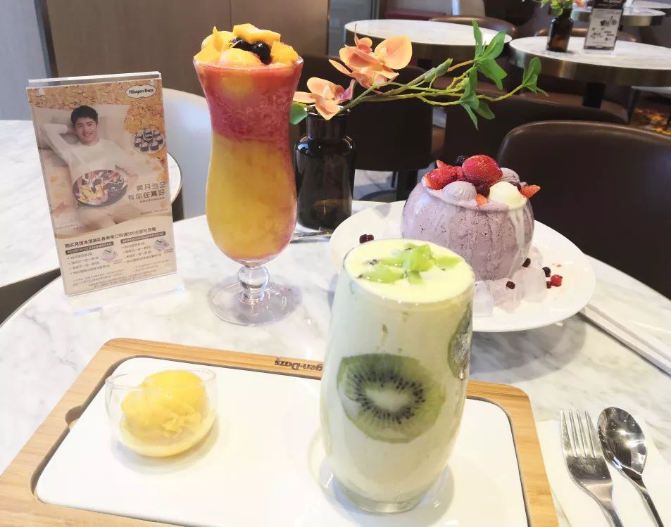 中秋夜“昊月馆”吃月饼冰淇淋，与“国民弟弟”刘昊然浪漫邂逅