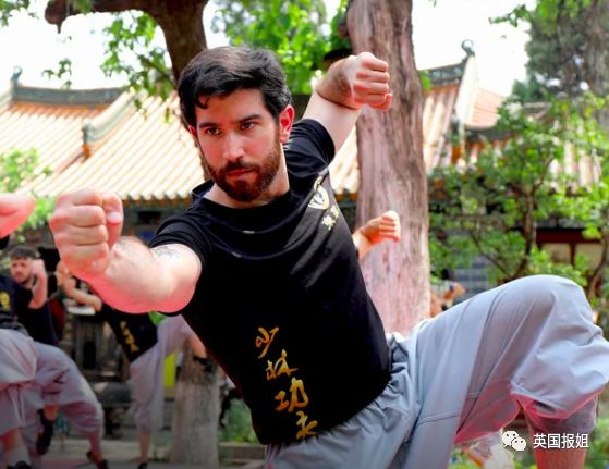 外国人在少林寺的日常训练,三个外国人来中国少林寺学武