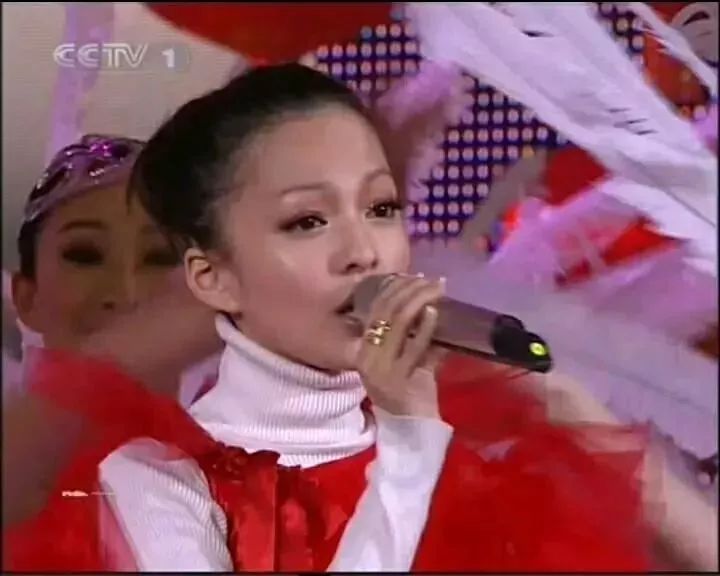 “过气”十年，凭什么她发个问号也能上热搜？