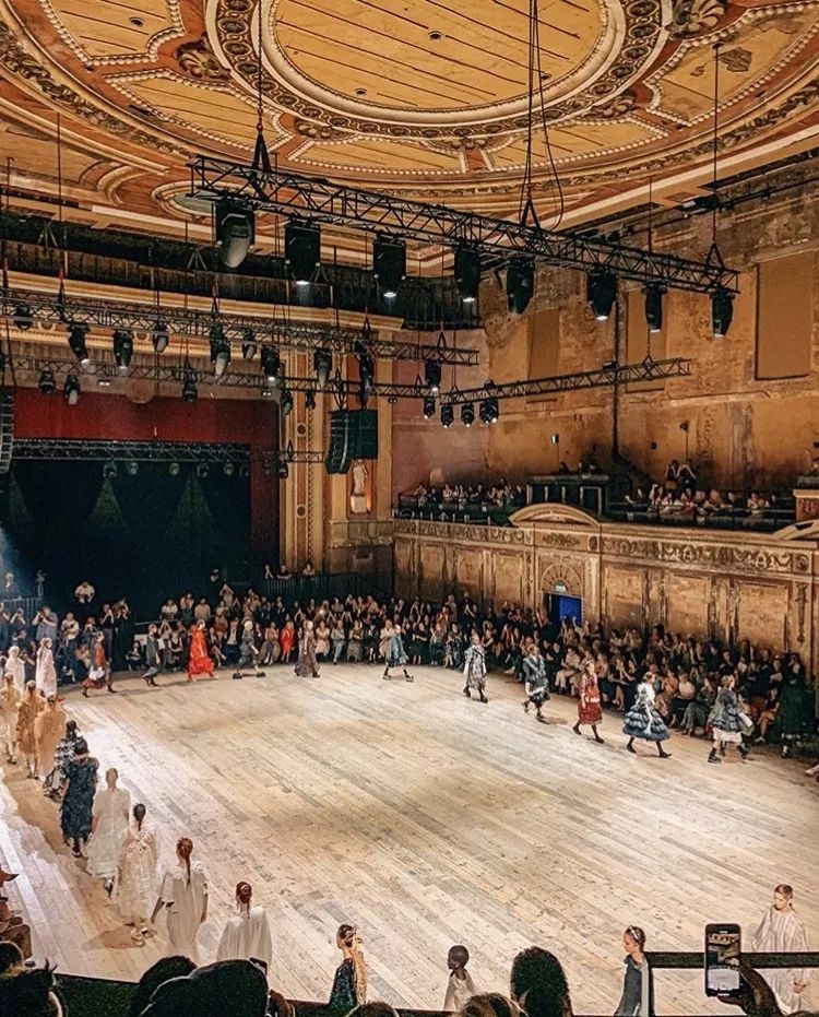 丝绸吊带长裙巴黎时装周,simonerocha泡泡裙