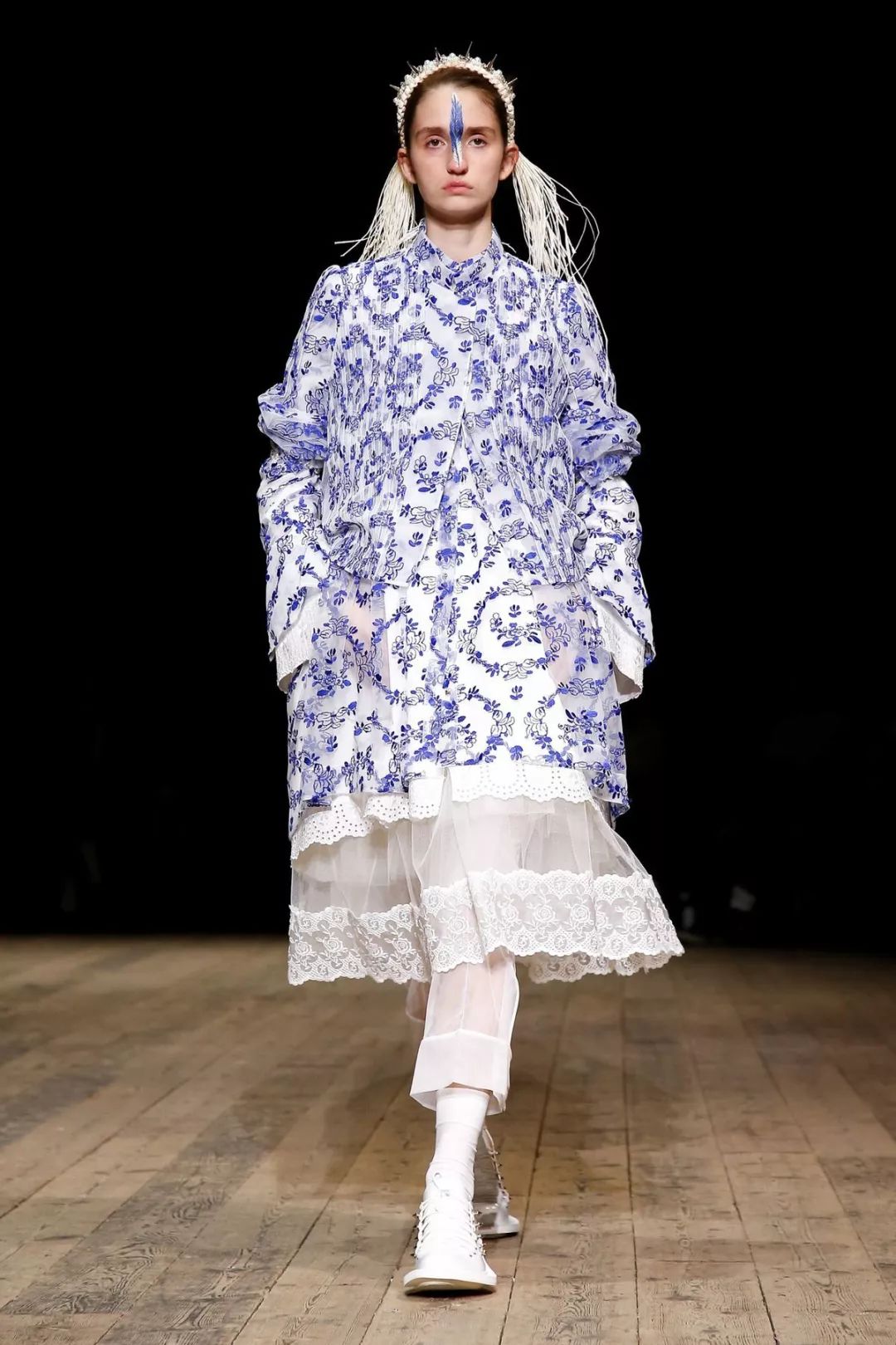 丝绸吊带长裙巴黎时装周,simonerocha泡泡裙