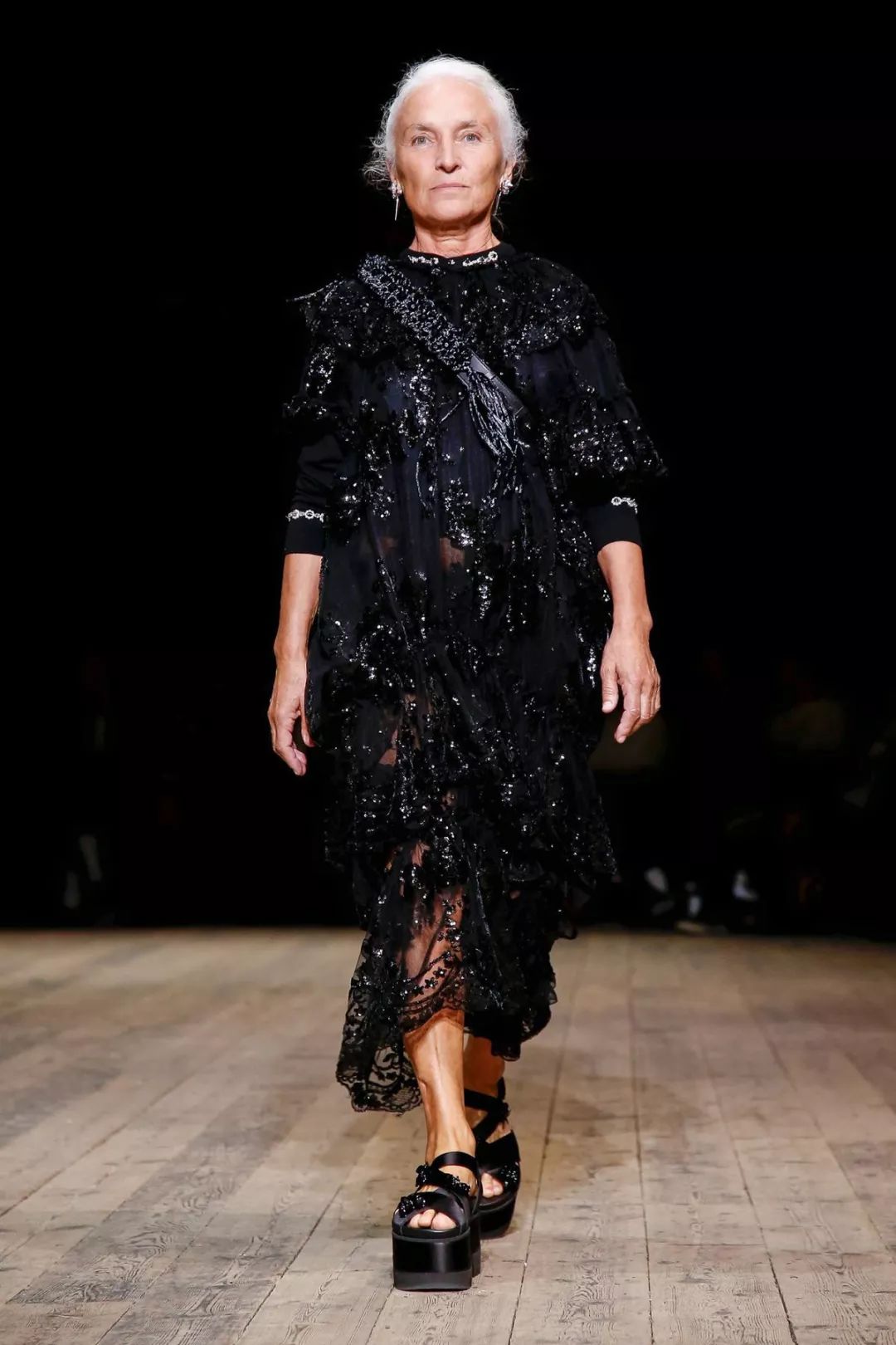 丝绸吊带长裙巴黎时装周,simonerocha泡泡裙