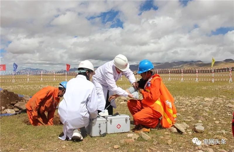 老人攥着一张小纸条，一见供电员工就塞进他手里…