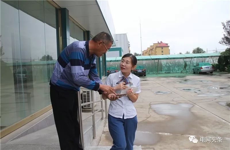 老人攥着一张小纸条，一见供电员工就塞进他手里…