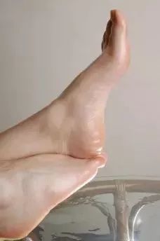娇嫩双足|堪比“换皮术”的逆天足膜！让双脚像剥鸡蛋壳一样轻松换新皮！60分钟还你柔嫩美足