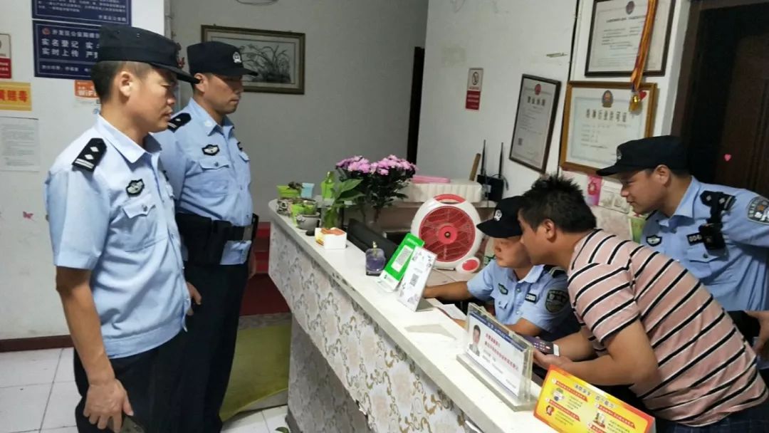 一群警察去ktv嗨翻全场,百名警察冲进ktv