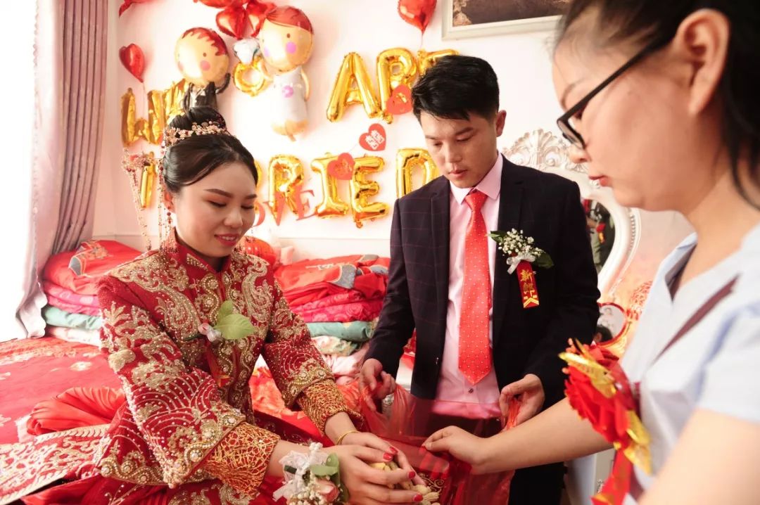 【社会新闻】缘分呢！山东“最牛三胞胎”兄弟同时结婚！高考曾考出“连号”分上同一名牌大学！