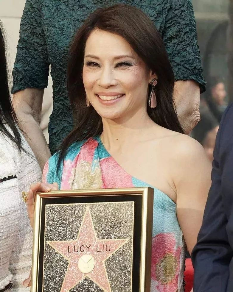 她是好莱坞最红华裔女星，50岁自导自演9.3高分剧