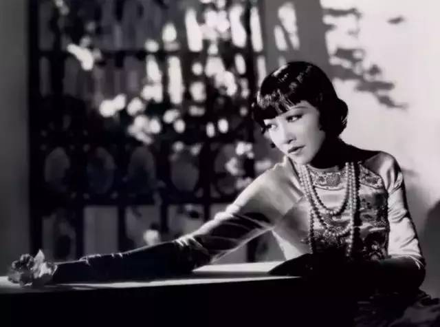 她是好莱坞最红华裔女星，50岁自导自演9.3高分剧