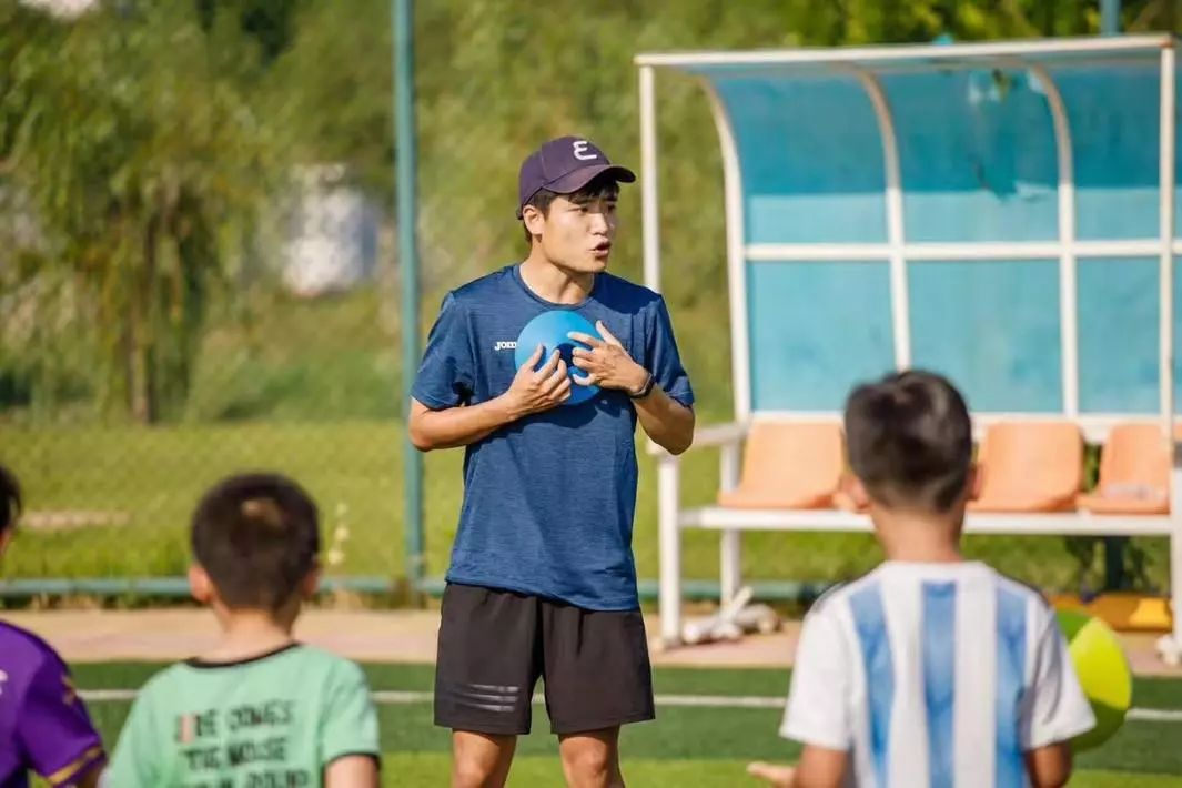 鲁能足校的青训模式,一群门外汉