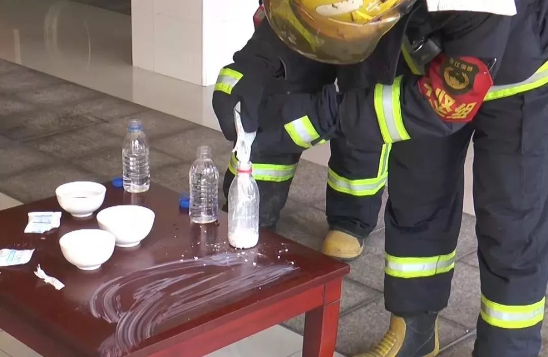 家长注意！多名小孩被炸瞎！随处可见的Ta遇水就会爆炸！