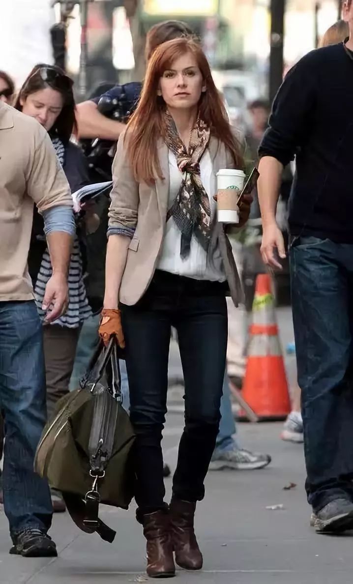 丝巾新系法这样穿美出新高度,秋冬细窄条丝巾的系法大全