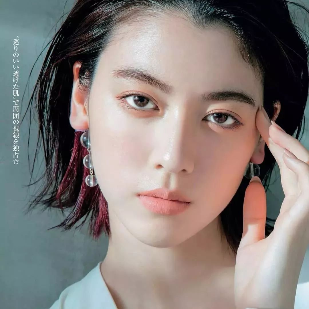 三吉彩花的妆容,可盐可酷可爱可温柔