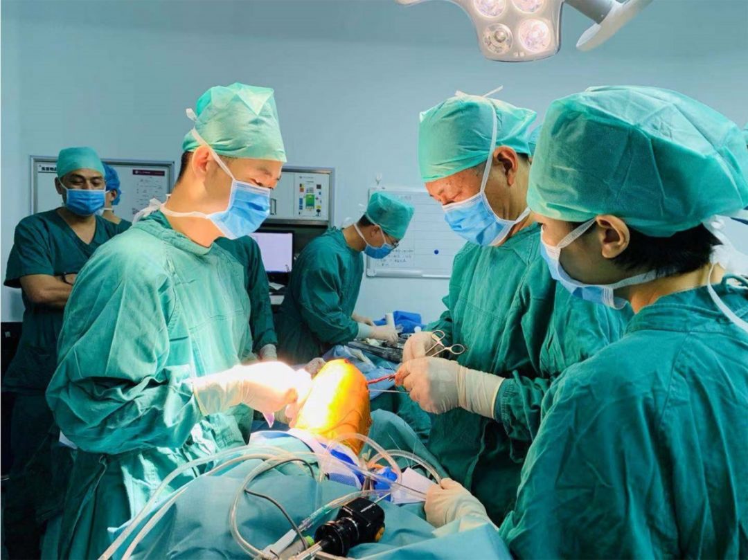 摔了一跤骨裂要做微创手术,摔一跤脚骨折手术