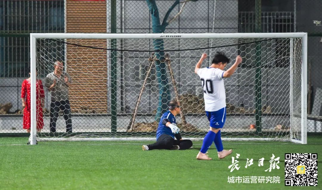 业余足球队点球大战,男子七人足球锦标赛进入点球大战