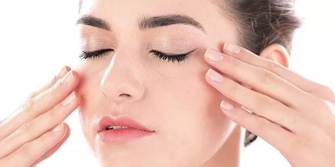 化妆脸痒红起疙瘩怎么回事,化妆后脸上长了红疙瘩怎么回事