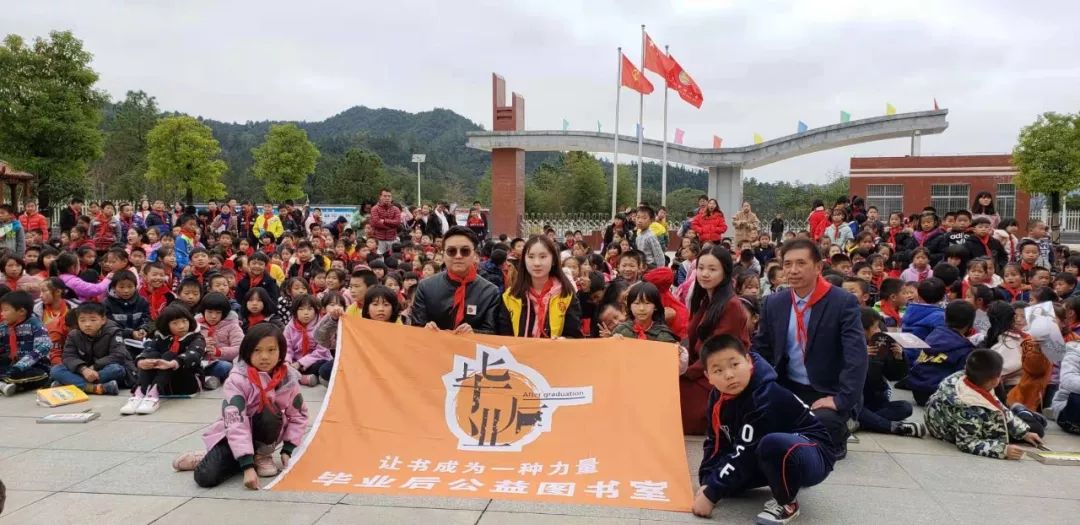 从童年时的“偷书贼”,到组织捐赠1488间图书室,公益如何改变一个人?