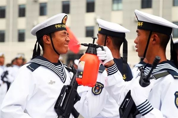 中国人民海军接受检阅视频完整版,海军检阅方队