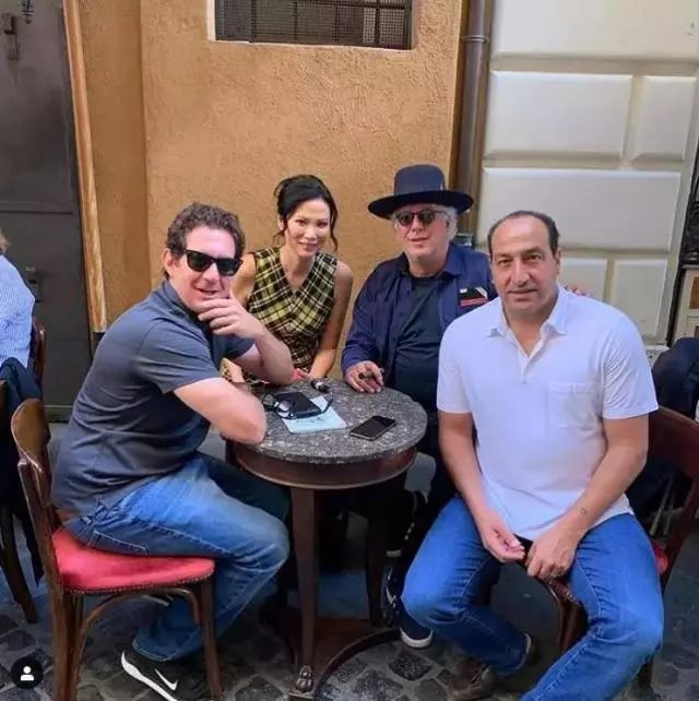 50岁邓文迪与小23岁男友,49岁邓文迪与20岁男友