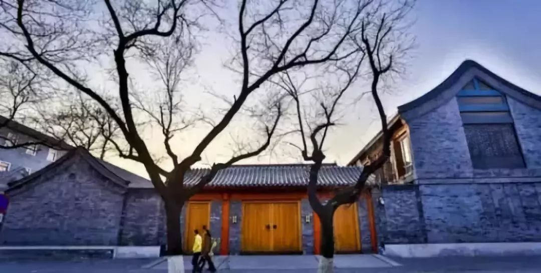 刚和嫩模男友分手，50岁邓文迪又收割一位富豪