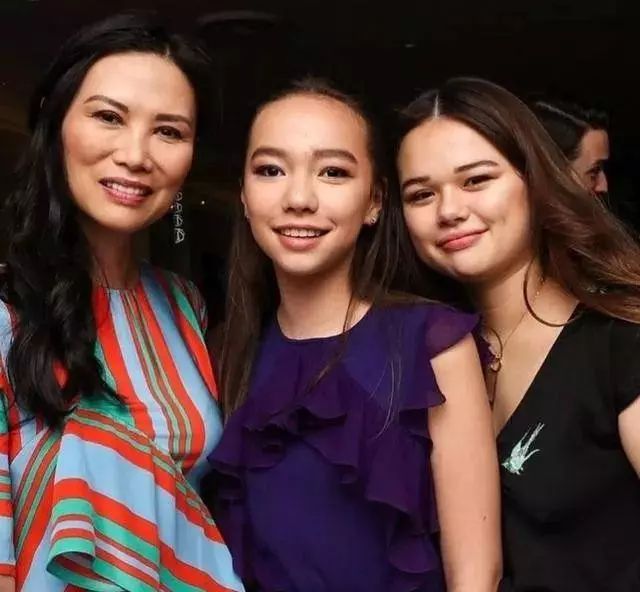 50岁邓文迪与小23岁男友,49岁邓文迪与20岁男友