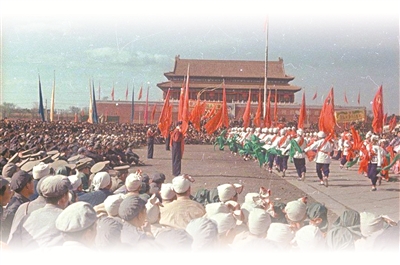 敬礼，向着*安门天**的方向