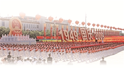 敬礼，向着*安门天**的方向