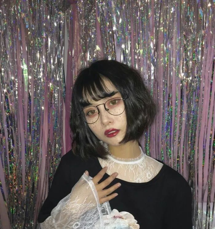 根据你的脸型和眼镜选发型,怎么选择适合自己的发型和眼镜