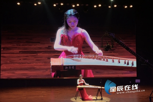 筝乐为贺，琴韵潇湘19岁长沙女孩在家乡用古筝琴声献礼祖国