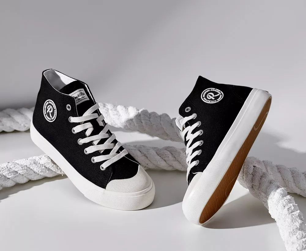 黑色高帮小众原创运动帆布鞋,英伦风低帮帆布鞋推荐