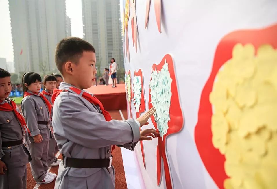红色基因代代相传！周恩来红军小学千名红军娃集体入队