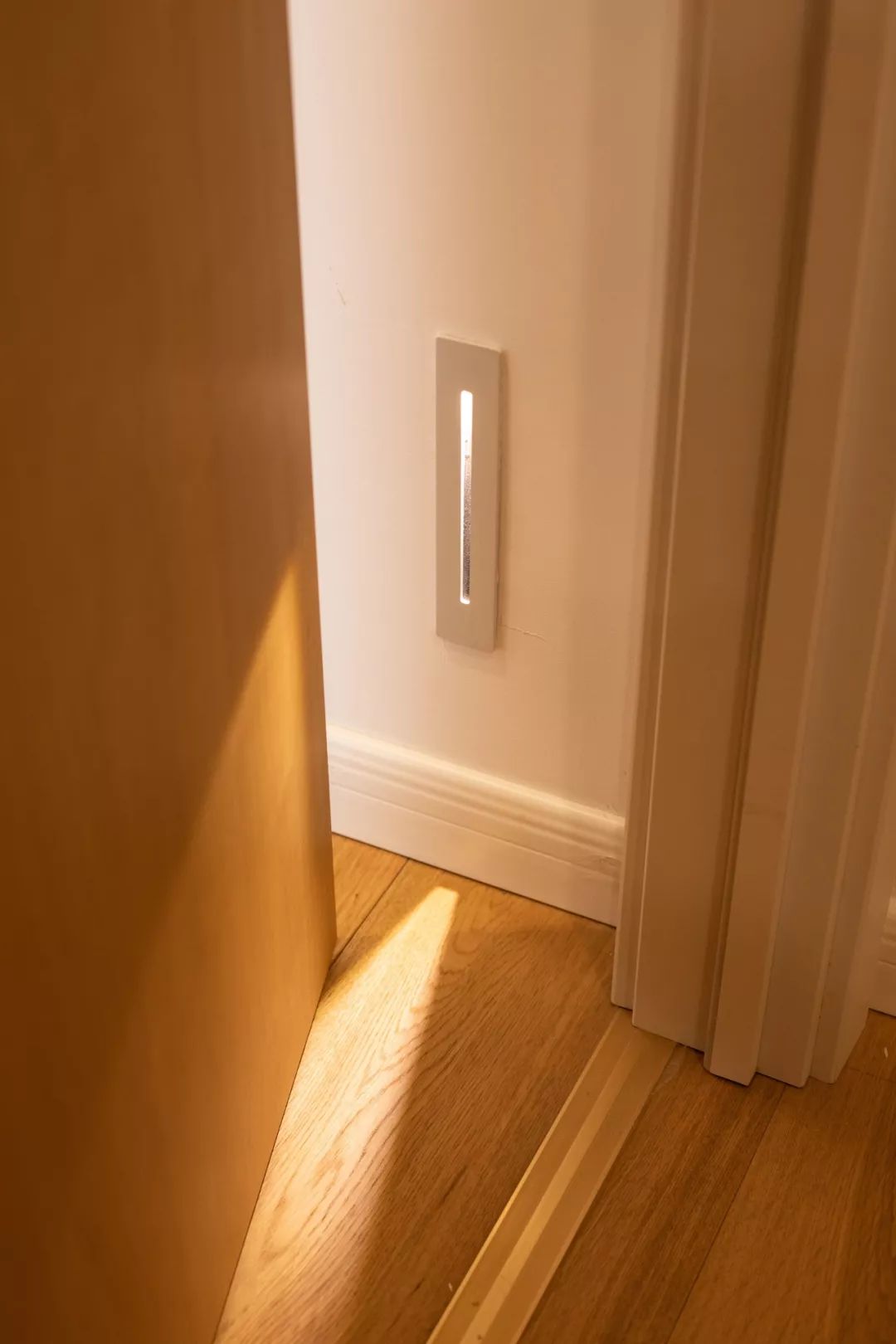 客厅没窗户没有阳光,客厅没有窗户一点采光都没有