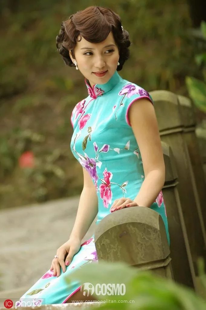 越年轻的小花越难穿好，我说旗袍