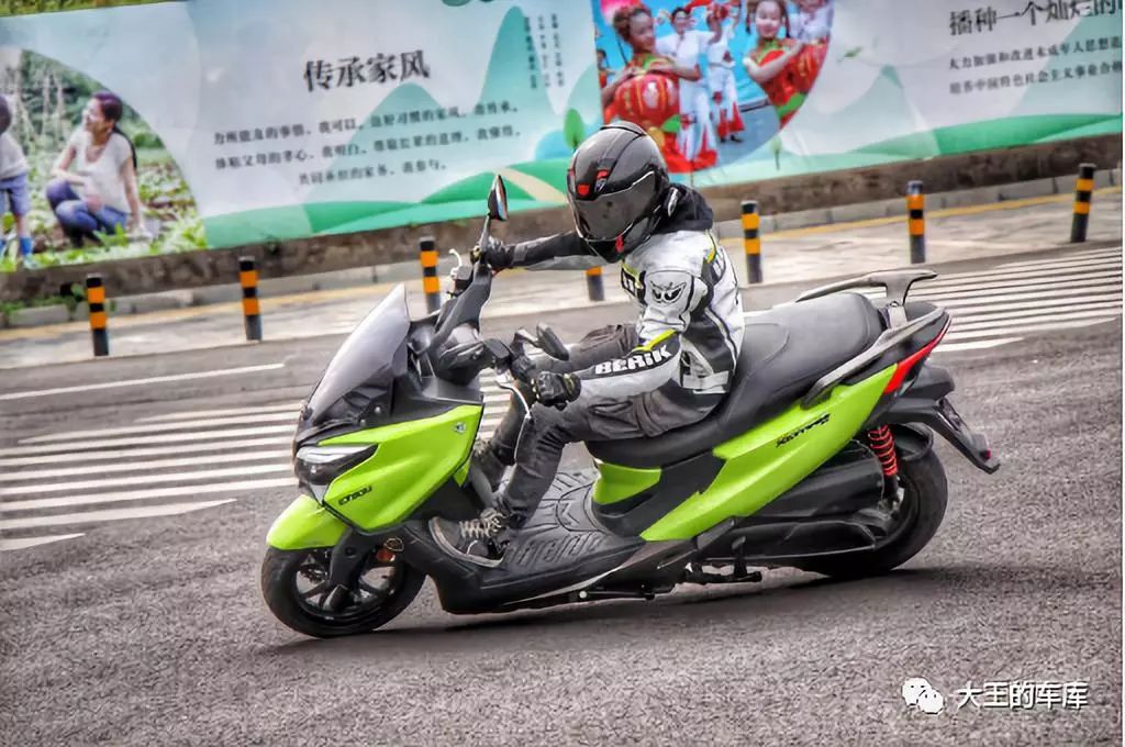 300cc大踏板不知道怎么选?看这篇准没错!——光阳CT300、三阳joymaxZ300、阿普利亚SRMAX300横评